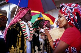 Ceremony;-Comoros-Archipelago;-Embroidery;-France;-Garlands;-Indian-Ocean;-Kaleidos;-Kaleidos-images;-La-parole-à-limage;-Laurent-Abad;-Mayotte;-Msindzano;-Portrait;-Stories-Pictures;-Tradition;-Traditional-dress;-Umbrellas